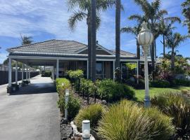 Coastal Waters Motor Inn, accommodation in Lakes Entrance