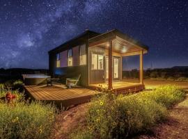 Tiny Home w Panoramic Views Hot Tub Near Zion, hotel in Kanab
