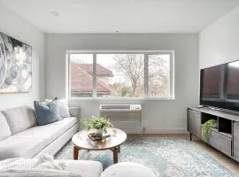 The Cascadia Retreat - Luxury Home - 90 WalkScore