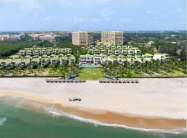 Wyndham Hoi An Royal Beachfront Resort & Villas, beach hotel in Hoi An