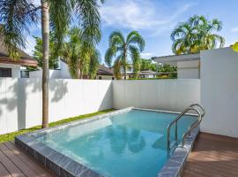 New! bayfront 2 BR Villa with private pool Nariya V1 - rare find in Phuket, hotel v destinaci Chalong