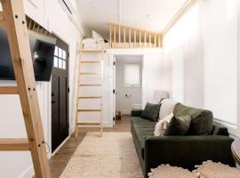 Viesnīca Stay Portland - The Graffiti Alley Tiny House - Food, Art & Beer Portlendā