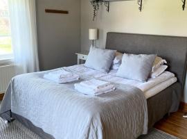 Country Escape, Cozy Village Cottage, hotel em Falun