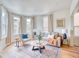 Stay Portland - Renovated Historic Nob Hill Home - 94 WalkScore，位于波特兰的酒店