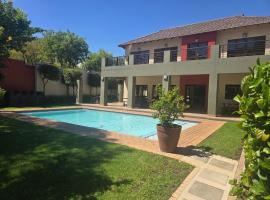 Stylish Bachelor Pad in the Heart of Fourways, hotel in Sandton