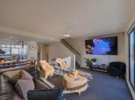 Elegant 3-Storey Townhouse with Garage Parking by Latimer Sq