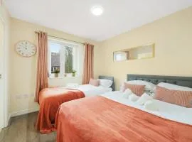 3 BR 5 Beds 3 Bath Private Garden Parking x2 Ideal for Family & Work Stays