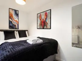 3-Bedroom 5-Bed Flat King Room Free Parking Near Reading & M4 Work Stays