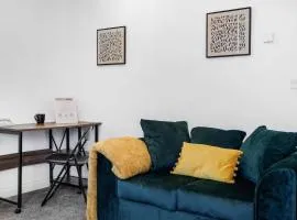 Shops 4min walk Family 2 En-suite Parking x1