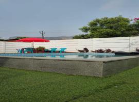 Ventara Escape Bungalow by Palette Homes ? 4 BHK | Pvt Pool | Lonavala, hotel in Kārli