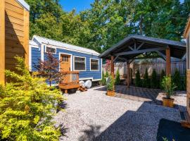 Viesnīca Stay Portland - Restored Farmhouse & Backyard Tiny House Village Portlendā
