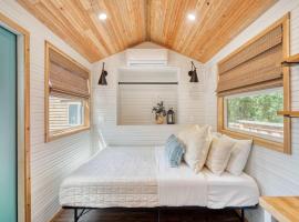 Stay Portland - Tiny Farmhouse - Walk to Local Shops & Restaurants, hotel in Portland