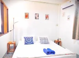 house 1 for 6 paxs whole house 3 beds