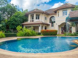 Golfer's Getaway 7 Bedroom Pool Villa (SV1), hotel a Kathu
