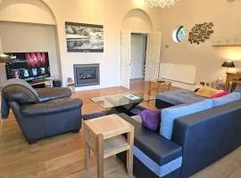 Pass the Keys Luxury 5 bedroom Riverside home in town centre