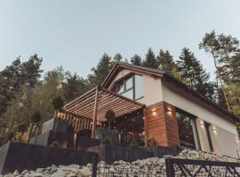 W szczerym lesie - Domek z sauną i jacuzzi w lesie nad Jeziorem Mucharskim, hótel í Dąbrówka