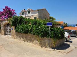 Seaside apartments with a swimming pool Sutivan, Brac - 16846, hotel v Sutivanu