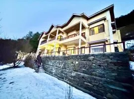 3 Bed Room Villas The Kufri Mansion I Vacations I Conference I MICE I Family Events I Open Air Terrace I Sky Bonfire I Charvi Retreat by Exotic Stays