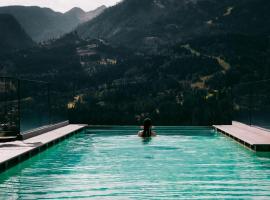 La Roccia Wellness Hotel, khách sạn ở Cavalese