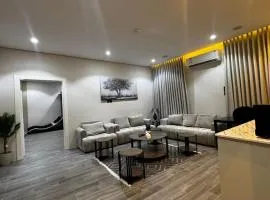 غرفة بجاكوزي مع صالة 1 من أرام ريزدنس by ARAM Residence