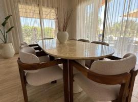 Luxury family villa with private pool, hôtel à Douar bel Rhanodour