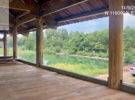 The wooden house, peaceful place in Nhon Trach IoStayhome, hotel v destinaci Kon Rung (1)