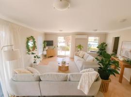 Waterfront bliss, spacious corner block, hotel i Mandurah