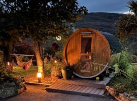 3 Bed - Sleeps 6 - Pet Friendly - Hot Tub - Sauna、バントリーのホテル