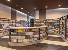 Quintessa Hotel Fukuoka watanabedori Comic&Books