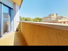 Vacation rental just 50 meters from the beach, hotel v destinaci Miami Platja