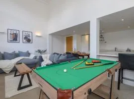 Pass the Keys Old School House - Luxury Family Xmas - Pool Table