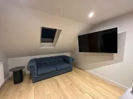 2-Bed - Sleeps 6 - Pet Friendly with Free Parking