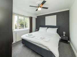 Pass the Keys Bright House with Smart TV Home Comforts, ξενοδοχείο στο Ρέντινγκ