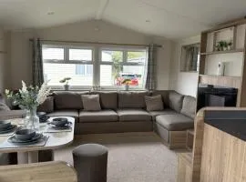 Cosy Caravan With Free Wi-Fi At Dovercourt Holiday Park Ref 44502R