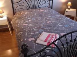 Chambre chez l habitant, hotel in Crolles