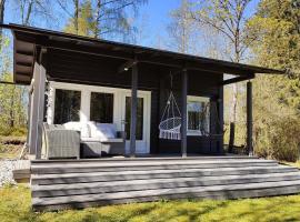 Three cozy cottages, sauna and hot tub, hotel u gradu Lohja