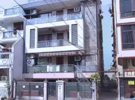 Cassava Stay - Near Rajendra Place & BLK Hospital