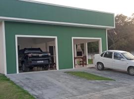 Casa espaçosa churrasqueira Wi-Fi há 2km do centro、バナネイラスのホテル