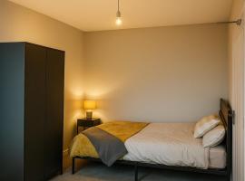 New Medway Private Double room with private bathroom close to hospital and station, Hotel in Gillingham