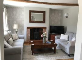 Cottage by the Castle grade II, hotel in Kenilworth