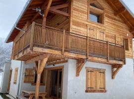 Chalet plein sud 10 personnes garage privé cheminée, hotel in La Salle Les Alpes