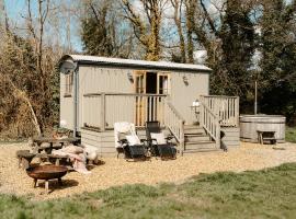 Lambourne Hut By Birch Stays，位于彻克的酒店