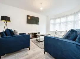Spacious Luton Home Sleeps 8