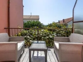 2 Bedroom Cozy Apartment In Podaca