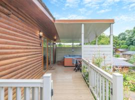 Landal Leycroft Valley，Perranzabuloe的有熱水按摩池的飯店