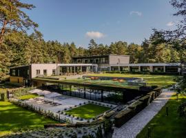 SZUMY PARK Hotel & Restaurant, hotel com estacionamento em Susiec