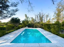 Casa de Verano en Ypacarai con lago natural, Piscina, Naturaleza y Comodidad para Grupos, hotel en Ypacarai