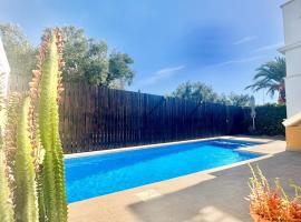 Villa Alegre - 2 bed villa with private heated pool on Mar Menor Golf - family friendly, Hotel in Torre-Pacheco