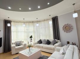 Luxury Villa Apartment with Rooftop Terrace & Free Parking, villa em Tirana