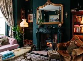 Bohemian Retreat by the Sea with wood burner, roll-top bath & leafy garden